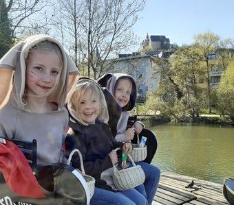 Osterhäschen mit Blumengrüßen